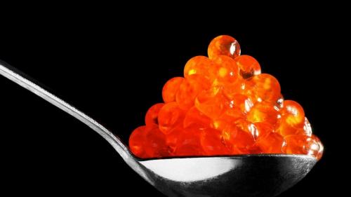 Ложка красной игры с горкой