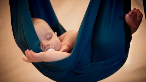 Малыш спит в гамаке