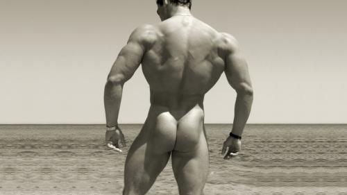 Голая жопа и тело мужика на фоне моря черно белые обои