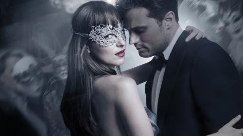 Дакота Джонсон, Анастейша Стил, Джейми Дорнан, Кристиан Грей, маски, небо, обнимания обои