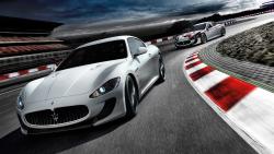 Две Maserati GranTurismo мчатся по трассе