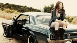 Девушка на классическом Ford Mustang