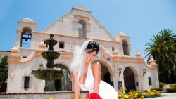 Девушки Невеста позирует на фоне дома обои