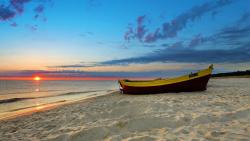 Закат на песочном пляже