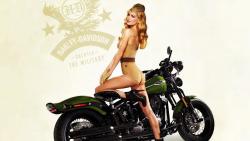 Красивая девушка в военной форме на мотоцикле