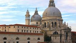 Красивый собор в виктореанском стиле