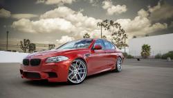 Красный БМВ М5