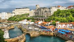 Курортный город с красивой архитектурой