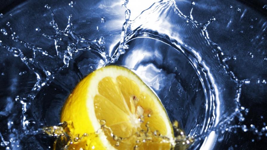 Кусок лимона падает в воду, абстрактные картинки