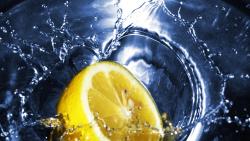 Кусок лимона падает в воду, абстрактные картинки