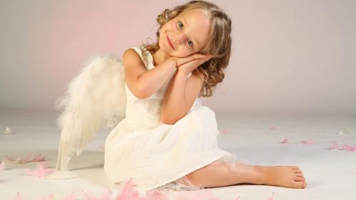 Маленькая девочка ангел с крыльями