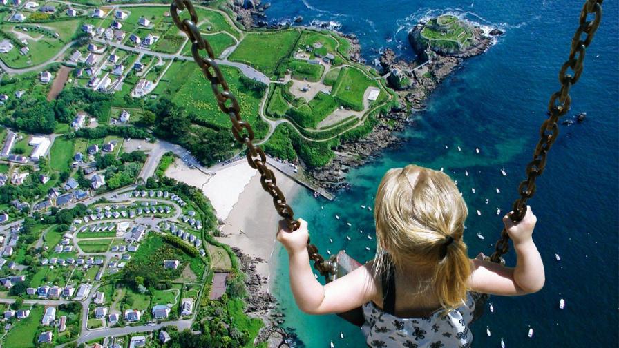 Маленькая девочка на качелях сюрреалистический картинки