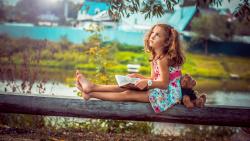 Маленькая девочка с плюшевым медвежонком у речки обои hd