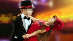 Маленький мальчик и девочка танцуют