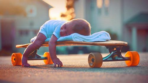 Малыш спит на скейтборде