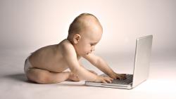 Малыш хакер сидит за ноутбуком