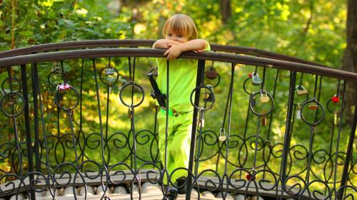 Мальчик, малыш, ребёнок, блондин, поза, задумчивость, меч