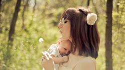 Молодая мамочка с младенцем на руках