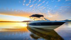 Небольшая лодка плавает по бездонному, синему, морю