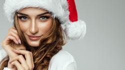 Новогодние обои девушка в шапке Санта-Клауса