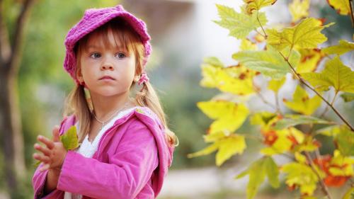 Обои девочки в розовой одежде на улице