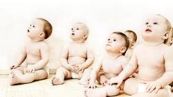 Обои маленьких карапузов смотрящих в верх