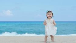 Обои малышки в платичке у моря