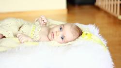 Обои младенца на шерстяном одеяле