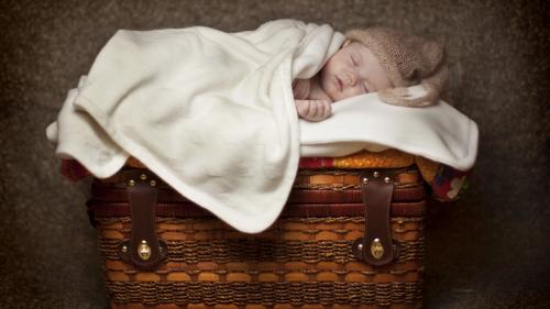 Обои младенца спящего на сундуке