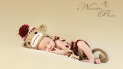 Обои спящего малыша в смешной шапке