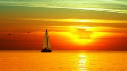 Оранжевый закат и море