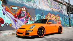 Оранжевый спортивный автомобиль Порше