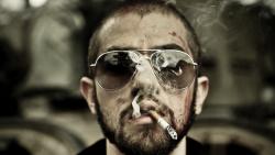 Парень в очках с сигаретой