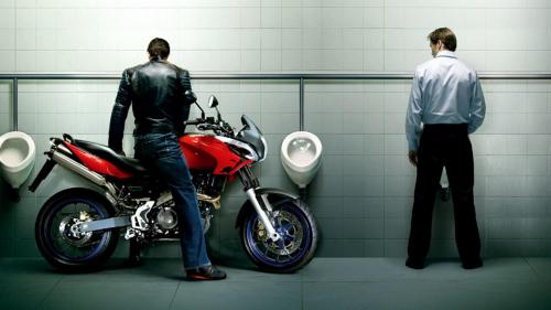 Парень на мотоцикле писает в общественном туалете