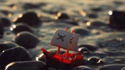 Пиратский кораблик в воде макро обои на рабочий стол