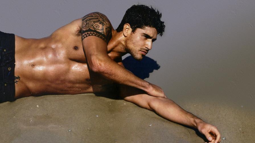 Полуобнаженный парень на пляже