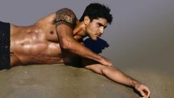 Полуобнаженный парень на пляже