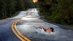 Прикольный заплыв, пловец плывет на асфальте, заплыв на дороге, смешные картинки, веселые обои, HD