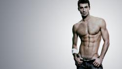 Сексуальный парень с красивым телом