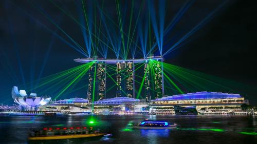 Сингапур, Marina Bay Sands, блики, Marina Bay, ночь, огни, лазерное шоу, Казино, гостиница, hd обои