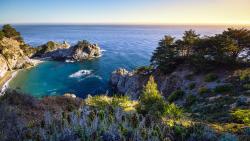 Скалистое побережье моря качественные обои