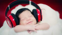 Смешной малыш в больших наушниках обои скачать