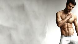 Спортивный парень в шортах