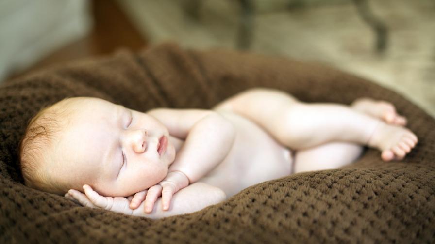 Спящий голенький ребенок младенец