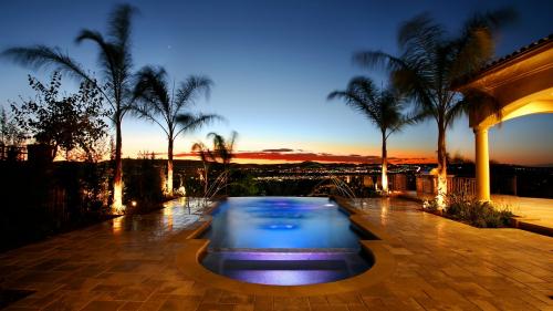 Стильное фото шикарного бассейна с фонтаном