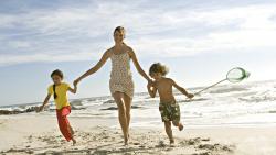 Счастливая семья мама и дети на пляже обои