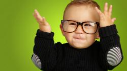 Счастливый мальчик в очках