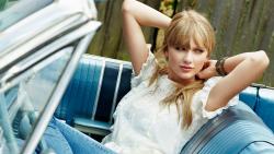 Тейлор Свифт в машине обои HD