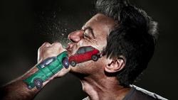 Удар в челюсть, столкновение рисованных автомобилей