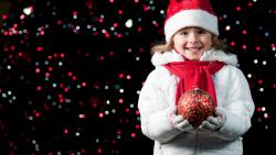 Улыбающаяся девочка с Новогодними игрушками